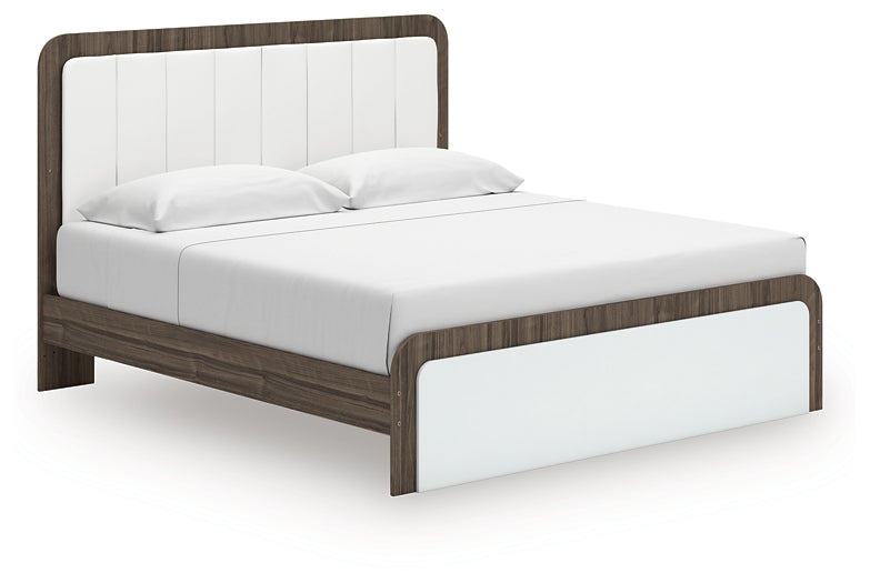 Kendanport King Upholstered Bed