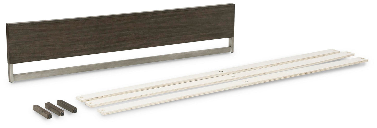 Arkenton King Panel Bed with Mirrored Dresser